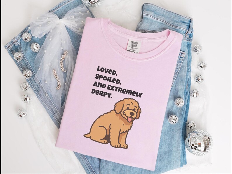 Maglietta divertente con Goldendoodle di Comfort Colors, maglietta "Amato, viziato ed estremamente buffo", maglietta per la mamma di un Golden Retriever, maglietta per la mamma di un Golden Doodle immagine 6