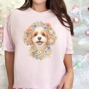 Camiseta Comfort Colors com estampa floral para cachorro, estampa de rosto de Cavapoo | Retrato moderno de pet para mães de cachorro | Arte vintage de animais, presente para donos, camiseta com estampa de rosto de pet imagem 12
