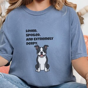 Comfort Colors rolig Bostonterrier-tröja, älskad, bortskämd och extremt derpy-tröja, nyckfull Bostonterrier-tröja för hundägare, rolig hundtröja bild 10