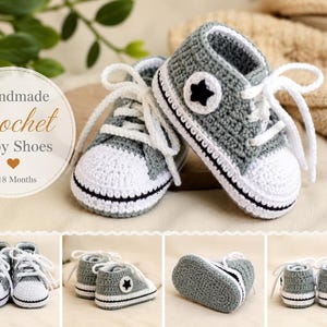 Può includere: Scarpine da neonato all'uncinetto fatte a mano in grigio e bianco, con lacci bianchi e una stella nera sul lato. Le scarpe sono progettate per bambini da 0 a 18 mesi. Il testo "Handmade Crochet Baby Shoes" è visualizzato in un logo circolare.