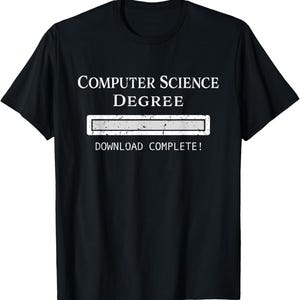 Könnte beinhalten: Schwarzes T-Shirt mit weißem Text: "COMPUTER SCIENCE DEGREE" über einer Ladebalken-Grafik und "DOWNLOAD COMPLETE!" darunter. Ein lässiges Kleidungsstück.