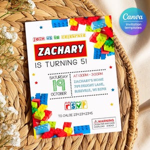 Op de afbeelding: Een witte verjaardagsuitnodiging met kleurrijke speelgoedsteenaccenten. De uitnodiging luidt "ZACHARY WORDT 5!" met evenementdetails. Het ontwerp bevat de tekst "Doe met ons mee om te vieren" en "RSVP".