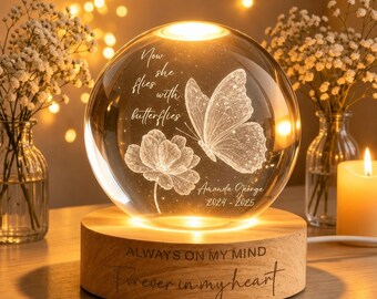 Nu vliegt ze met vlinders - Gepersonaliseerde herdenkingsbol met kristallen en LED-nachtlampje, troostgeschenk bij verlies van een geliefde, rouwgeschenk