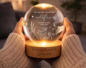 Je hoort thuis tussen de wilde bloemen. Herdenkingsgeschenk met gepersonaliseerde kristallen bol en LED-nachtlampje, troostgeschenk bij verlies van een geliefde, rouwgeschenk.