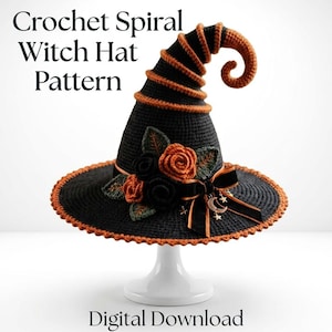 Pode incluir: Um chapéu de bruxa de crochê preto e laranja com ponta em espiral. O chapéu possui aba larga, rosas de tecido, folhas, um laço preto e pequenos pingentes de metal em forma de lua e estrelas. Texto: Crochet Spiral Witch Hat Pattern.
