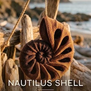 Puede incluir: Un molinillo de viento con forma de concha de nautilo tejida a ganchillo en color marrón, colgado de un hilo. El texto dice: PDF CROCHET PATTERN, NAUTILUS SHELL, WIND SPINNER PATTERN, Fluffy Loop Crafts. El objeto tiene un diseño en espiral.