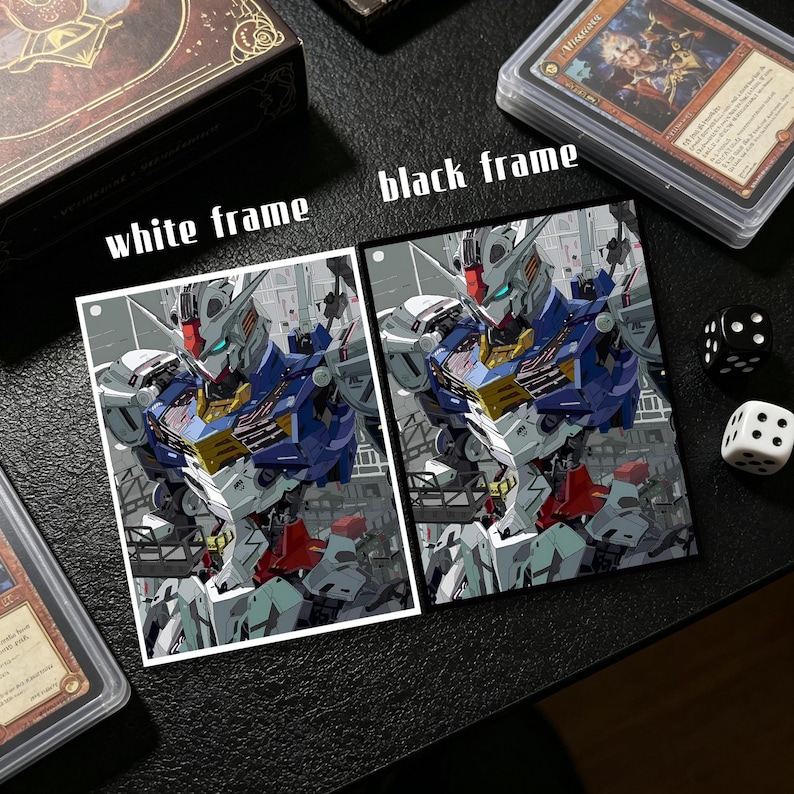 Op de afbeelding: Twee ingelijste kunstdrukken van een robot, &eacute;&eacute;n met een witte lijst en de andere met een zwarte lijst. De robot is voornamelijk blauw, wit, rood en geel. De tekst "white frame" en "black frame" staat boven de prints. Dobbelstenen en kaarthouders zijn ook zichtbaar.