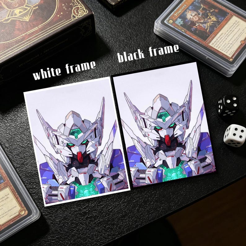 Op de afbeelding: Twee kaarthoezen, &eacute;&eacute;n met een witte lijst en &eacute;&eacute;n met een zwarte lijst, elk met een gedetailleerde illustratie van een robot met witte, blauwe en groene accenten. De tekst "white frame" en "black frame" staat boven de kaarten. Dobbelstenen en kaartenboxen zijn ook zichtbaar.