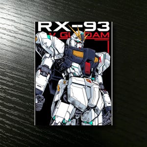 Puede incluir: Ilustraci&oacute;n de un robot Gundam blanco, negro y turquesa. La imagen presenta el texto "RX-93" y "V GUNDAM" en blanco y rojo. El robot est&aacute; representado de pie, con los brazos a los lados.