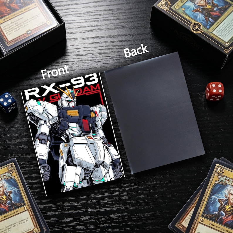 Puede incluir: Una funda de carta negra con una ilustraci&oacute;n en blanco y negro de un robot Gundam con el texto "RX-93 GUNDAM". La parte posterior es de color negro liso. Dados y cajas de cartas en el fondo.