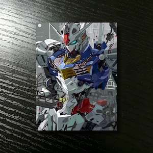 Op de afbeelding: Gedetailleerde illustratie van een Gundam-robot, met een kleurenpalet van wit, blauw, rood en geel. De robot wordt afgebeeld in een dynamische pose, tegen een achtergrond van een futuristisch stadslandschap. Het kunstwerk toont ingewikkelde mechanische details.