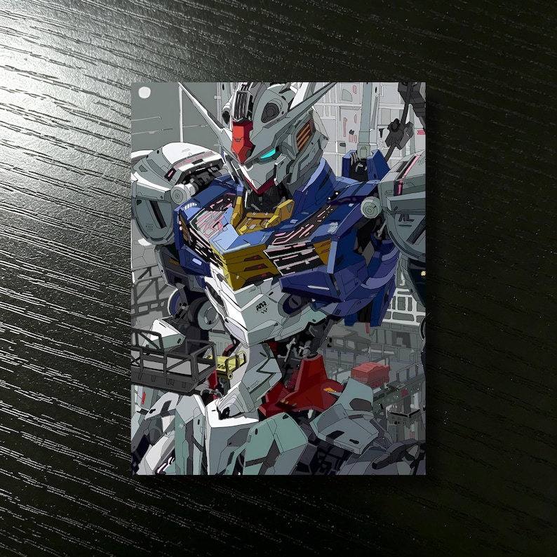 Op de afbeelding: Gedetailleerde illustratie van een Gundam-robot, met een kleurenpalet van wit, blauw, rood en geel. De robot wordt afgebeeld in een dynamische pose, tegen een achtergrond van een futuristisch stadslandschap. Het kunstwerk toont ingewikkelde mechanische details.