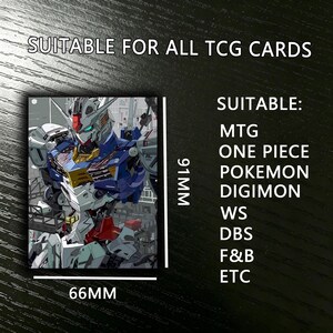 Op de afbeelding: Een kaarthoes met een robotillustratie in blauw, wit en rood. De hoes is 6,6 cm x 9,1 cm groot en is geschikt voor TCG-kaarten, waaronder MTG, Pokemon en Digimon. Tekst: "SUITABLE FOR ALL TCG CARDS."