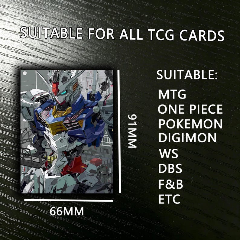 Op de afbeelding: Een kaarthoes met een robotillustratie in blauw, wit en rood. De hoes is 6,6 cm x 9,1 cm groot en is geschikt voor TCG-kaarten, waaronder MTG, Pokemon en Digimon. Tekst: "SUITABLE FOR ALL TCG CARDS."