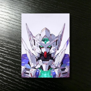 Op de afbeelding: Illustratie van een witte, blauwe en rode mecha-robot met groene accenten. De robot heeft een gedetailleerd ontwerp met scherpe hoeken en een futuristische esthetiek. Het kunstwerk staat op een witte achtergrond.