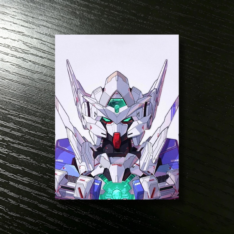 Op de afbeelding: Illustratie van een witte, blauwe en rode mecha-robot met groene accenten. De robot heeft een gedetailleerd ontwerp met scherpe hoeken en een futuristische esthetiek. Het kunstwerk staat op een witte achtergrond.
