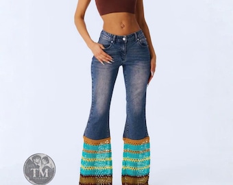 Può includere: Un paio di jeans in denim blu scuro con vita alta e gamba a zampa. Il fondo di ogni gamba è rifinito con un ampio pannello all'uncinetto multicolore a righe orizzontali nei toni del turchese, del marrone e del beige.