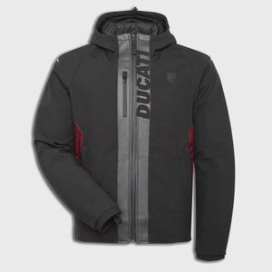 Può includere: Giacca nera con cappuccio con una striscia verticale grigia sul davanti e la scritta "DUCATI" stampata verticalmente. La giacca ha una chiusura con cerniera, un piccolo logo sul petto e dettagli rossi sui lati.