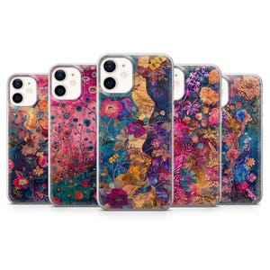 Könnte beinhalten: Fünf Smartphone-Hüllen in einer Reihe, jede mit einem lebendigen, komplexen Blumenmuster in einer satten Farbpalette aus tiefem Blau, leuchtendem Pink, Orange und Violett. Die Designs zeigen dichte botanische Illustrationen mit verschiedenen Blumen.