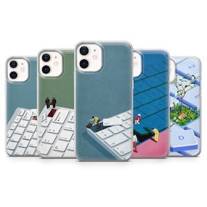 Op de afbeelding: Vijf doorzichtige telefoonhoesjes met surrealistische illustraties van miniatuurfiguren die interageren met extra grote computertoetsenbordtoetsen. De ontwerpen tonen mensen die op toetsen werken en een boom op een toetsenbord.