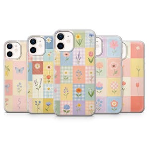 Op de afbeelding: Een collectie van vijf doorzichtige telefoonhoesjes met een rasterpatroon van pastelkleurige vierkanten. Elk vierkant bevat een botanische illustratie van diverse bloemen, waaronder madeliefjes, tulpen en lavendel, samen met kleine vlinders en strikjes.