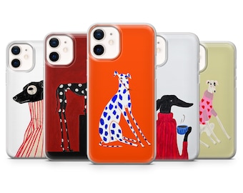 Puede incluir: Cinco fundas para teléfono con ilustraciones de galgos. Los diseños incluyen un perro con lunares azules sobre fondo naranja, un perro con un suéter rojo y un perro con un suéter con estampado de corazones. Varios colores.