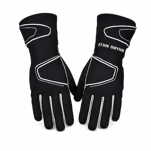 Peut inclure: Une paire de gants noirs avec des passepoils blancs et des contours géométriques blancs sur le dos des mains. Le gant droit affiche le texte RIHARD MILLE en lettres blanches près du poignet, avec un design ajusté et épuré.