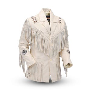 Könnte beinhalten: Eine cremeweiße Lederjacke mit langen Fransen an Brust, Schultern und Ärmeln. Die Jacke verfügt über ein steigendes Revers, zwei Knöpfe auf der Vorderseite sowie dekorative braune und schwarze geometrische Muster an Schultern und Ärmeln.