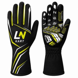 Könnte beinhalten: Ein Paar schwarze Kart-Handschuhe mit neongelben und weißen geometrischen Akzenten. Auf der Rückseite des linken Handschuhs steht der Text LN KART in Weiß und Gelb. Die Handfläche des rechten Handschuhs hat ein strukturiertes Griffmuster.