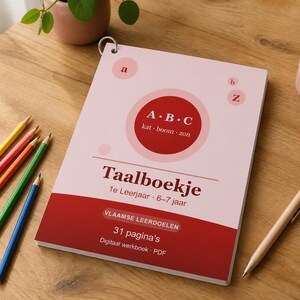 Peut inclure: Un livre d'apprentissage de la langue, "Taalboekje", avec une couverture rouge et rose, et le texte "A.B.C kat-boom-zon". L'image comprend des crayons de couleur, un stylo et un objet en forme d'étoile sur une table en bois.