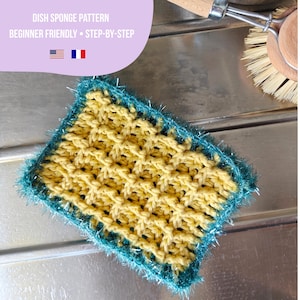 Può includere: Una spugna per piatti gialla e verde acqua fatta a mano con un motivo strutturato. La spugna ha un bordo verde acqua. Il testo nell'immagine recita "DISH SPONGE PATTERN BEGINNER FRIENDLY • STEP-BY-STEP" con bandiere americana e francese.