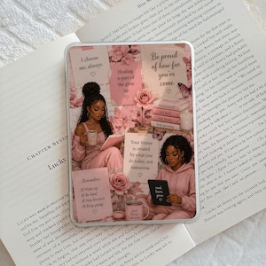 Peut inclure: Une coque de téléphone avec des illustrations de deux femmes, des fleurs roses et des citations de motivation. La coque a une palette de couleurs rose clair avec le texte "I choose me, always."