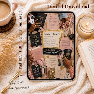 Op de afbeelding: Een tablethoes met een collage van boekgerelateerde afbeeldingen, inclusief tekstfragmenten zoals book lover, reading recharges my soul en stories shape us, tegen een achtergrond van zachte roze, gouden en zwarte tinten met bloemaccenten.