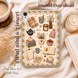 Op de afbeelding: Een transparante tablethoes-inzet voor iPad mini 6/7 met een digitale illustratie van herfstthema-items, waaronder een geruite deken, mokken, een theepot, een pompoen, gestapelde boeken, een klembord, een muts en wanten.