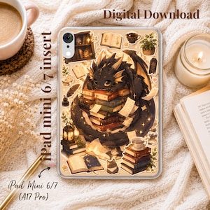 Pode incluir: Uma capa transparente para tablet com uma ilustração digital de um pequeno dragão preto descansando sobre uma pilha de livros. O design inclui vários adesivos com tema de livros, uma lanterna e uma xícara de chá. O texto diz Digital Download e iPad mini 6/7 insert.