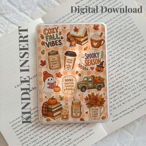 Op de afbeelding: Een rechthoekig stickervel met een lichtoranje en wit vichy-patroon als achtergrond, voorzien van diverse herfstachtige illustraties zoals boeken, pompoenen, koffiemokken, een spookje, een vrachtwagen en de tekst Cozy Fall Vibes en Spooky Season.