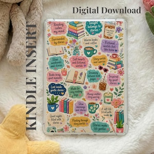 Może przedstawiać: Przezroczysta wkładka do Kindle z kolorowym wzorem przedstawiającym książki, kawę, kwiaty i inspirujące cytaty, takie jak "Reading calms my mind" i "Tonight belongs to stories". U góry znajduje się napis "Digital Download".
