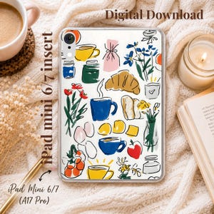 Pode incluir: Uma capa transparente para tablet com um padrão ilustrado colorido de vários itens, incluindo um croissant, canecas de café azuis, chávenas amarelas, flores vermelhas, plantas verdes e pequenos frascos. O texto Digital Download e iPad mini 6/7 insert é visível.