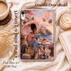 Pode incluir: Uma capa transparente para tablet com uma ilustração digital de uma pessoa sentada sob um guarda-chuva rosa, lendo um livro à beira-mar. O design inclui o texto Let the rain wash away the noise e um pequeno quadro-negro.