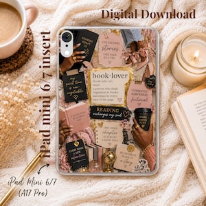 Op de afbeelding: Een doorzichtige tablethoes met een collage van boekgerelateerde afbeeldingen, inclusief teksten zoals book-lover, reading recharges my soul en diverse citaten. Het ontwerp bevat zachte roze, gouden en zwarte tinten met illustraties van boeken, koffiebekers en decoratieve elementen.