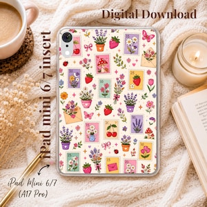 Pode incluir: Uma capa transparente para tablet com um padrão repetitivo de ilustrações em estilo de selo postal. O design inclui motivos coloridos de morangos, cogumelos, lavanda, flores, borboletas e envelopes sobre um fundo creme.