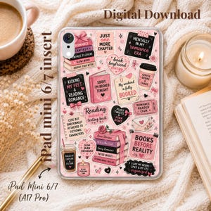 Könnte beinhalten: Eine transparente Tablet-Hülle mit einer Collage aus rosa und schwarzen Aufklebern mit buchbezogenen Texten wie "Books Before Reality", "Mentally in My Romance Era" und "Just One More Chapter", ergänzt durch Illustrationen von Bücherstapeln, Kaffee und Herzen.
