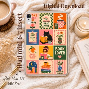 Pode incluir: Uma capa transparente para tablet com uma grade de ilustrações coloridas, incluindo um gato preto lendo, uma pessoa lendo, livros, flores e canecas de café. O texto inclui frases como Read More, Book Lover e Take Time To Read. Download digital.