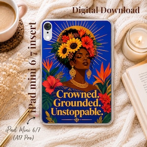 Op de afbeelding: Een doorzichtige iPad mini 6/7 hoes met een illustratie van een persoon met een donkere huidskleur die een kroon van zonnebloemen en rode hibiscus draagt. De tekst luidt Crowned. Grounded. Unstoppable. op een diepblauwe achtergrond.
