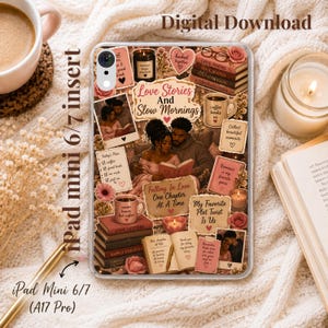 Pode incluir: Uma inserção transparente para capa de tablet com uma colagem de imagens românticas de livros, incluindo um casal a ler, pilhas de livros, canecas de café e notas manuscritas com o texto Love Stories And Slow Mornings e Falling In Love.