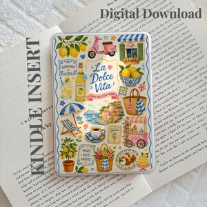 Op de afbeelding: Een doorzichtige Kindle-inzet met een collage van Italiaans getinte illustraties, waaronder een roze scooter, een fles limoncello, een kustdorp, een gelato-kar, citroenen en de tekst La Dolce Vita, Enjoy the Little Things, Buongiorno en Mare Sole Amore.