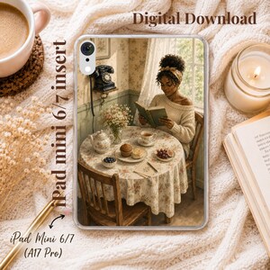 Pode incluir: Uma capa transparente para iPad mini 6/7 com uma impressão digital de uma pessoa sentada a uma mesa redonda com toalha floral, lendo um livro. A cena inclui um bule, muffins e um telefone vintage na parede. O texto Digital Download e iPad mini 6/7 insert são visíveis na embalagem.