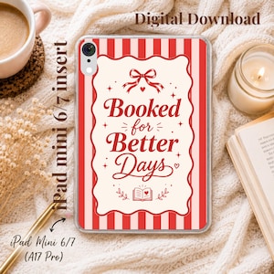 Pode incluir: Uma capa retangular para tablet com fundo de listras verticais vermelhas e brancas e uma moldura festonada cor de creme ao centro. O texto diz Booked for Better Days, acompanhado por um laço vermelho, estrelas e um ícone de livro aberto.