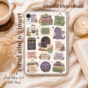 Op de afbeelding: Een doorzichtige tablethoes met een sticker-stijl collage van illustraties rondom lezen, waaronder een geest, een paarse draak, stapels boeken, een raam bij nacht en tekstfrases zoals 'Booked for myself' en 'Books before everything'.