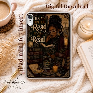Op de afbeelding: Een doorzichtige tablethoes met een grafische illustratie van een persoon met donker haar die een boek leest. De tekst luidt: It's Not HOW YOU Read It's That YOU Read, My Cup Runneth Over en Read, Learn, Grow, Repeat. Het ontwerp bevat boeken, een wereldbol en kaarsen.